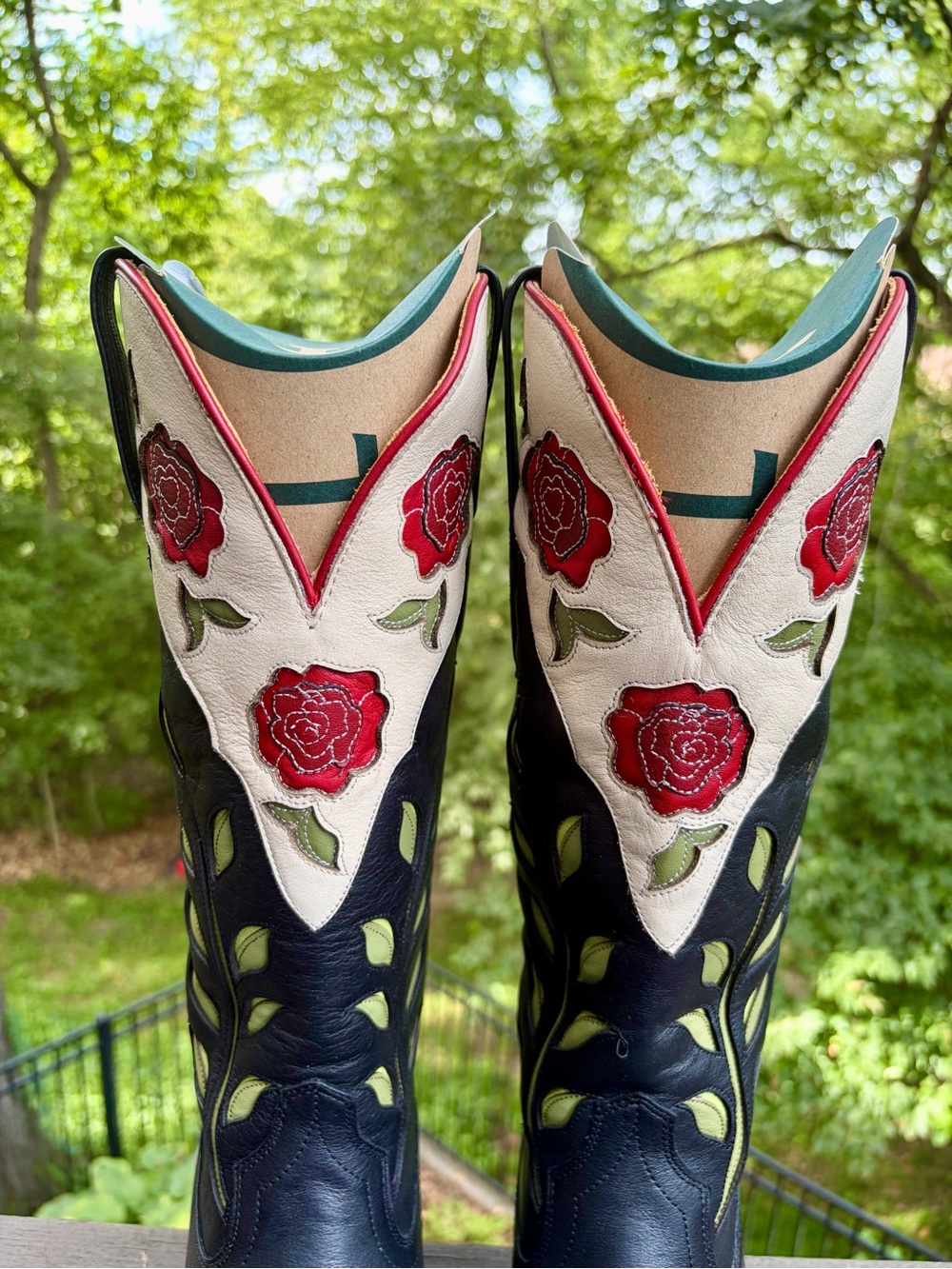 Tecovas Limited Edition Midnight Cream and Red Roses - Picture 5 of 10
